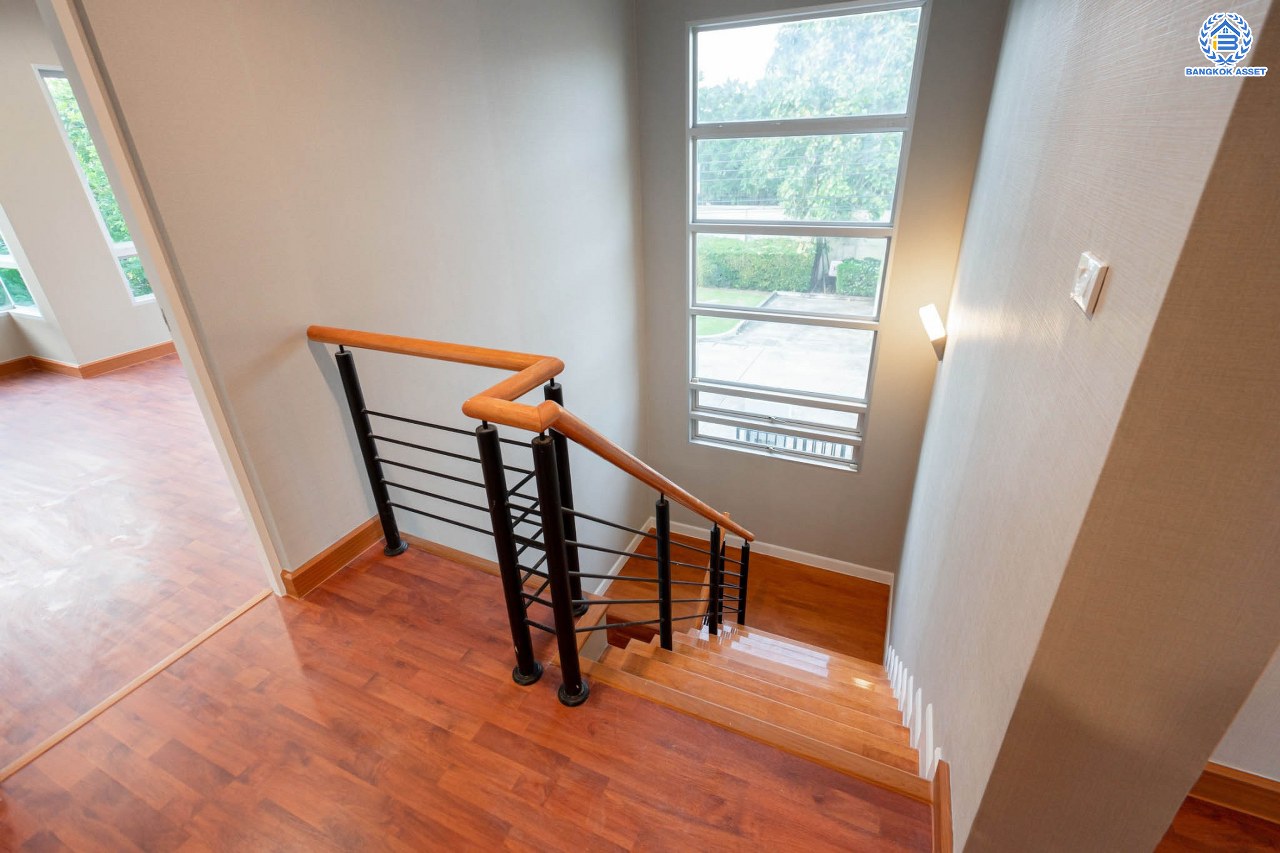 บ้านมือสองตกแต่งใหม่ โครงการ ไลฟ์บางกอกบูเลอวาร์ด ราชพฤกษ์-รัตนาธิเบศร์ เนื้อที่ 63 ตร.ว. ดีไซน์ตอบทุกไลฟ์สไตล์ ฟังก์ชัน 3 ห้องนอน 5 ห้องน้ำ 1 ห้องแม่บ้าน จอดรถได้ 2 คัน บนทำเลติดถนนราชพฤกษ์ ใกล้โรงเรียนเด่นหล้า  ห้าง Robinson Lifestyle Ratchaphruek เชื่อมต่อทุกเส้นทาง ใกล้รถไฟฟ้าสายสีชมพู "สถานีปากเกร็ด" และจุดขึ้นทางด่วน "ศรีรัช"